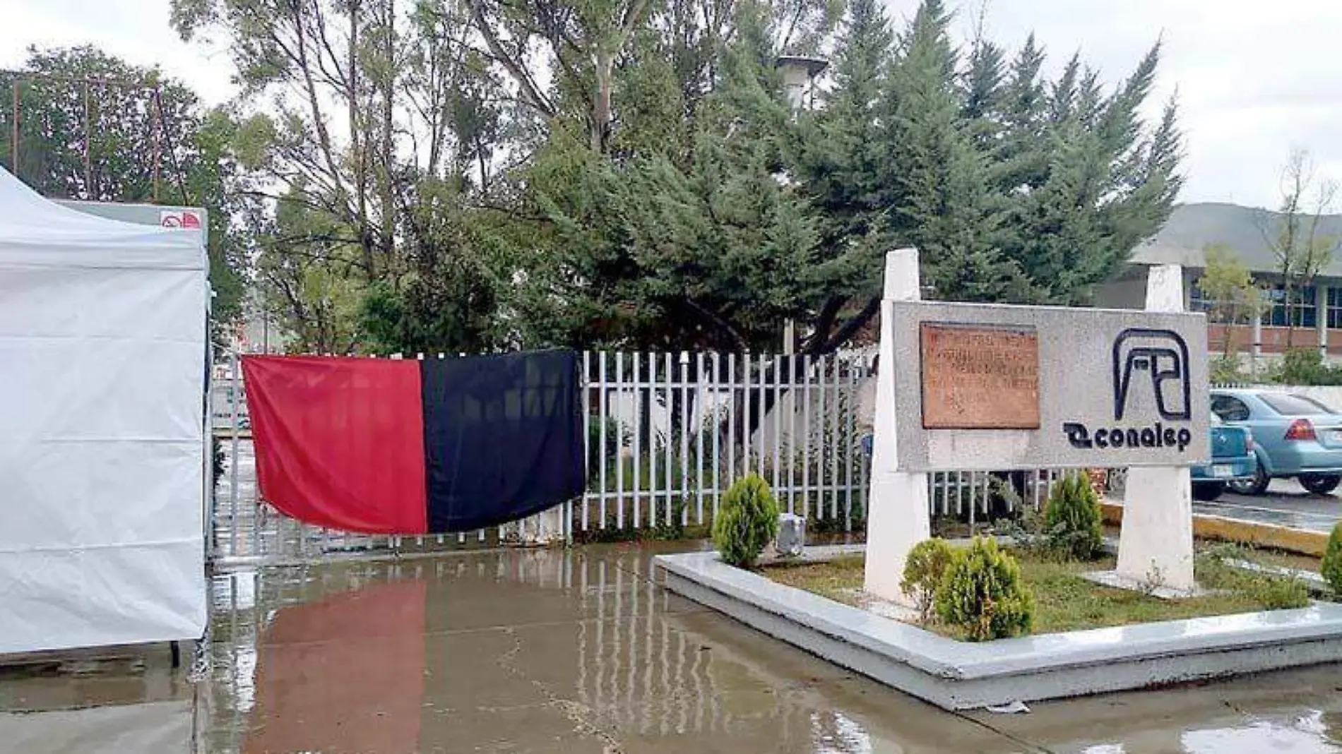 Bandera rojinegra en las puertas del plantel Conalep Zacatecas